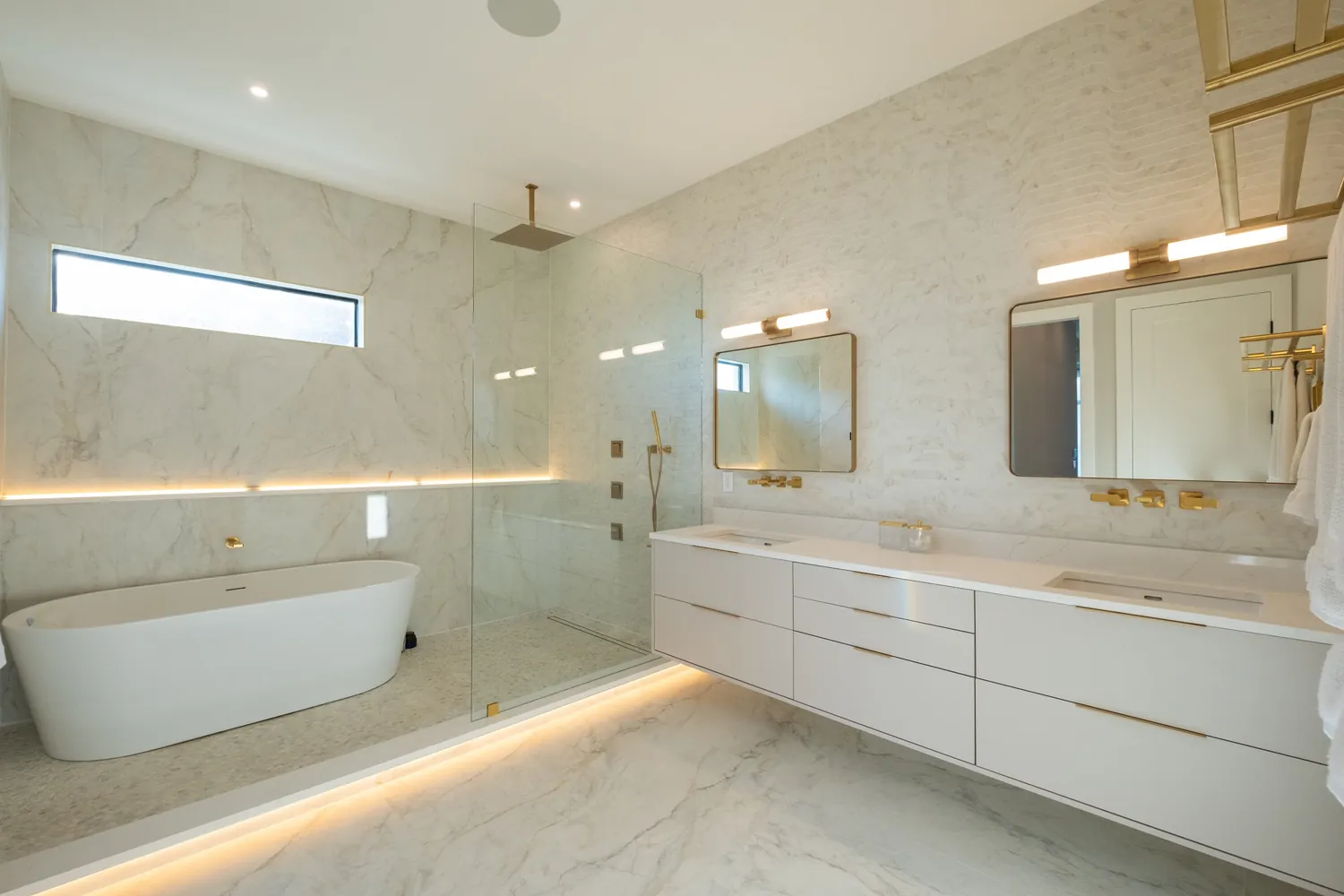 Primary bath in marble and gold