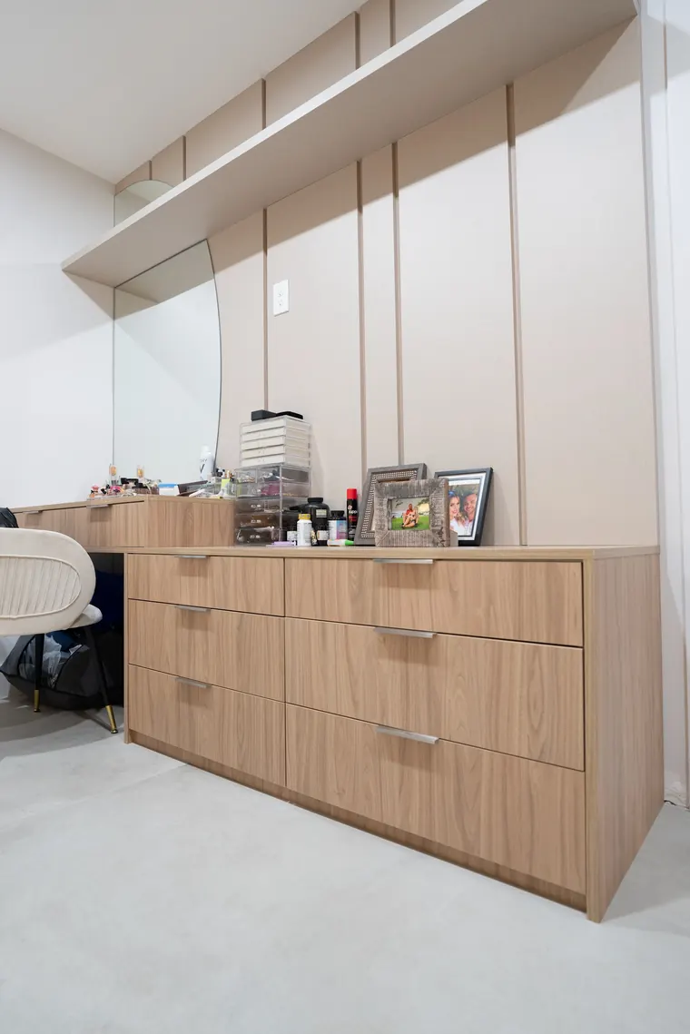 Dressing area with oak drawers