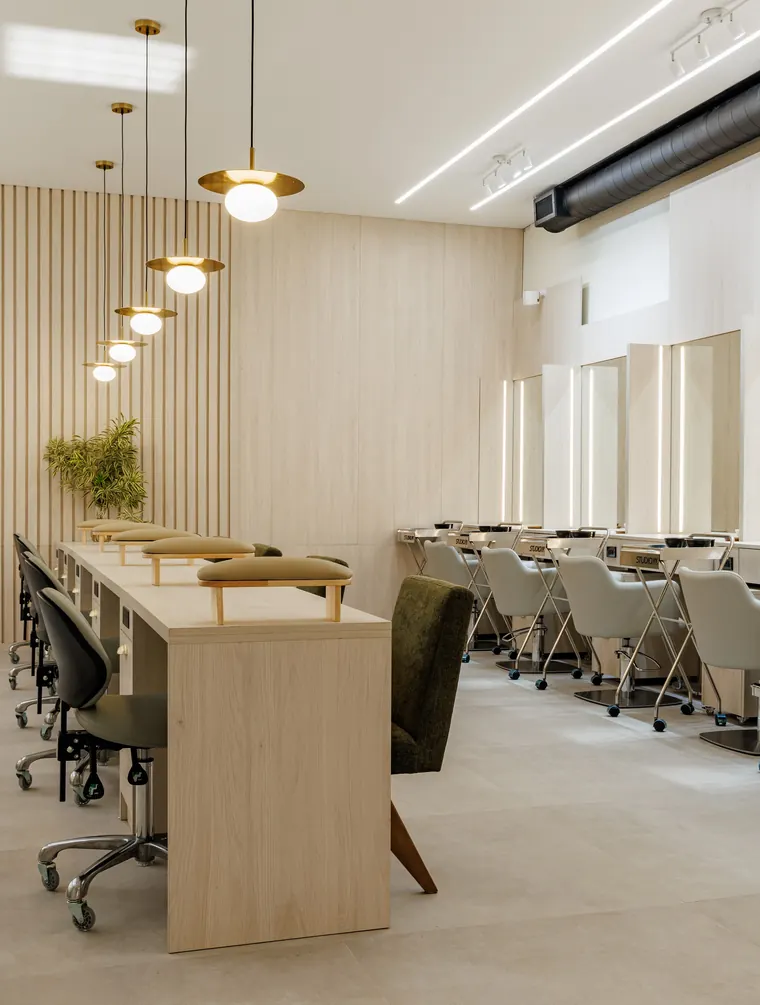 Manicure bar with lit surround