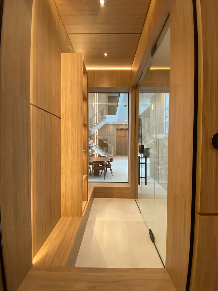 Pivot entry door in oak