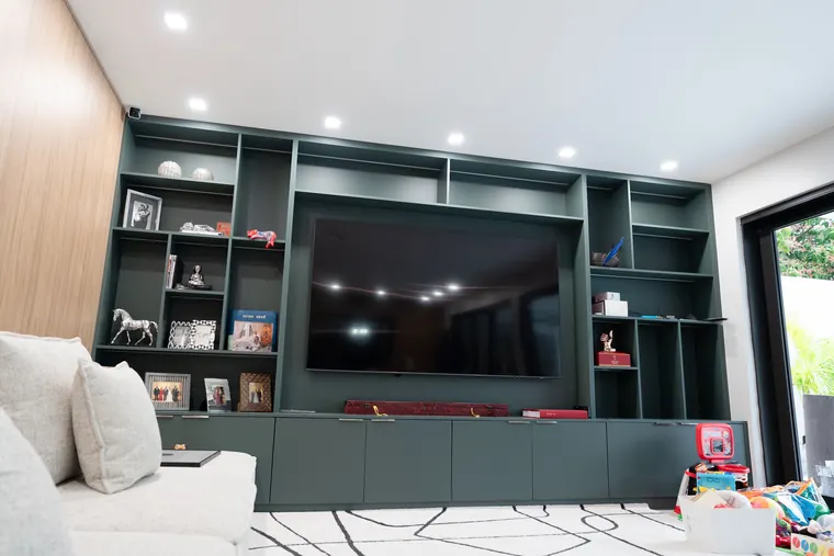 Media built-in in deep green